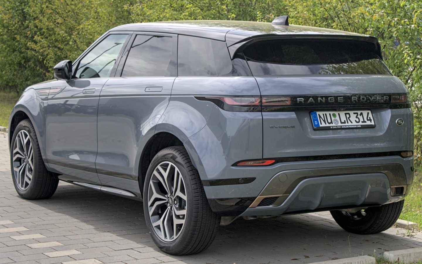Range Rover Evoque L551 gris vu de trois quarts arrière ; configuration étrangère non contractuelle
