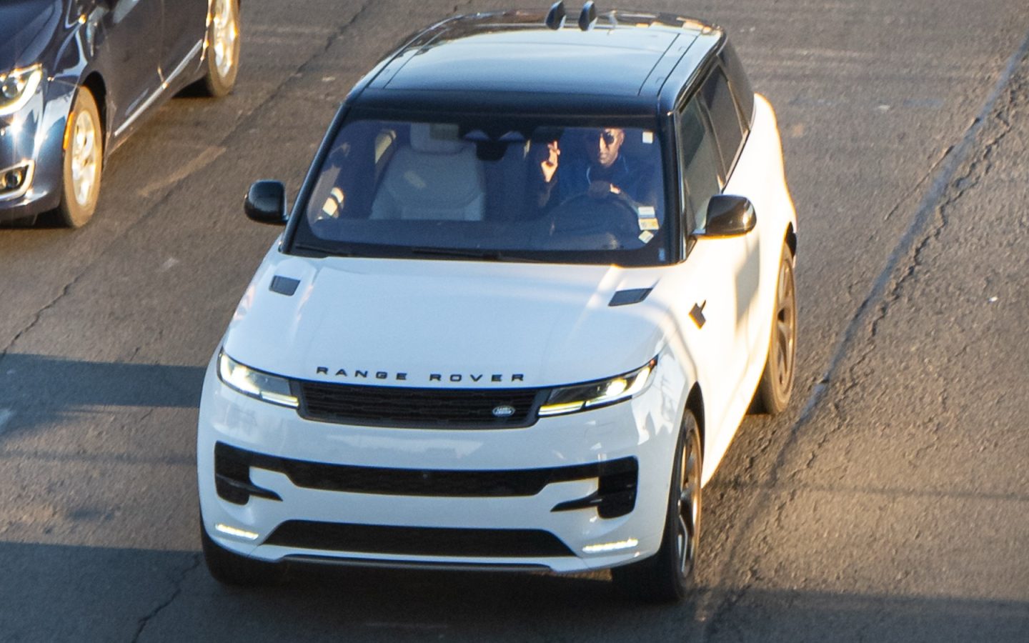 Range Rover Sport L461 blanc vu de trois quarts avant ; configuration étrangère non contractuelle