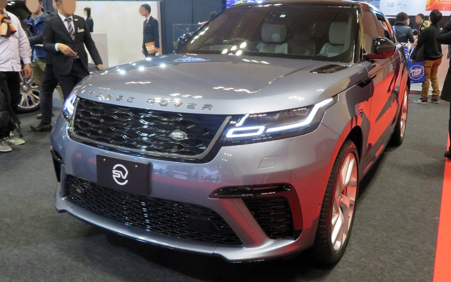 Range Rover Velar L560 gris vu de trois quarts avant ; configuration étrangère non contractuelle