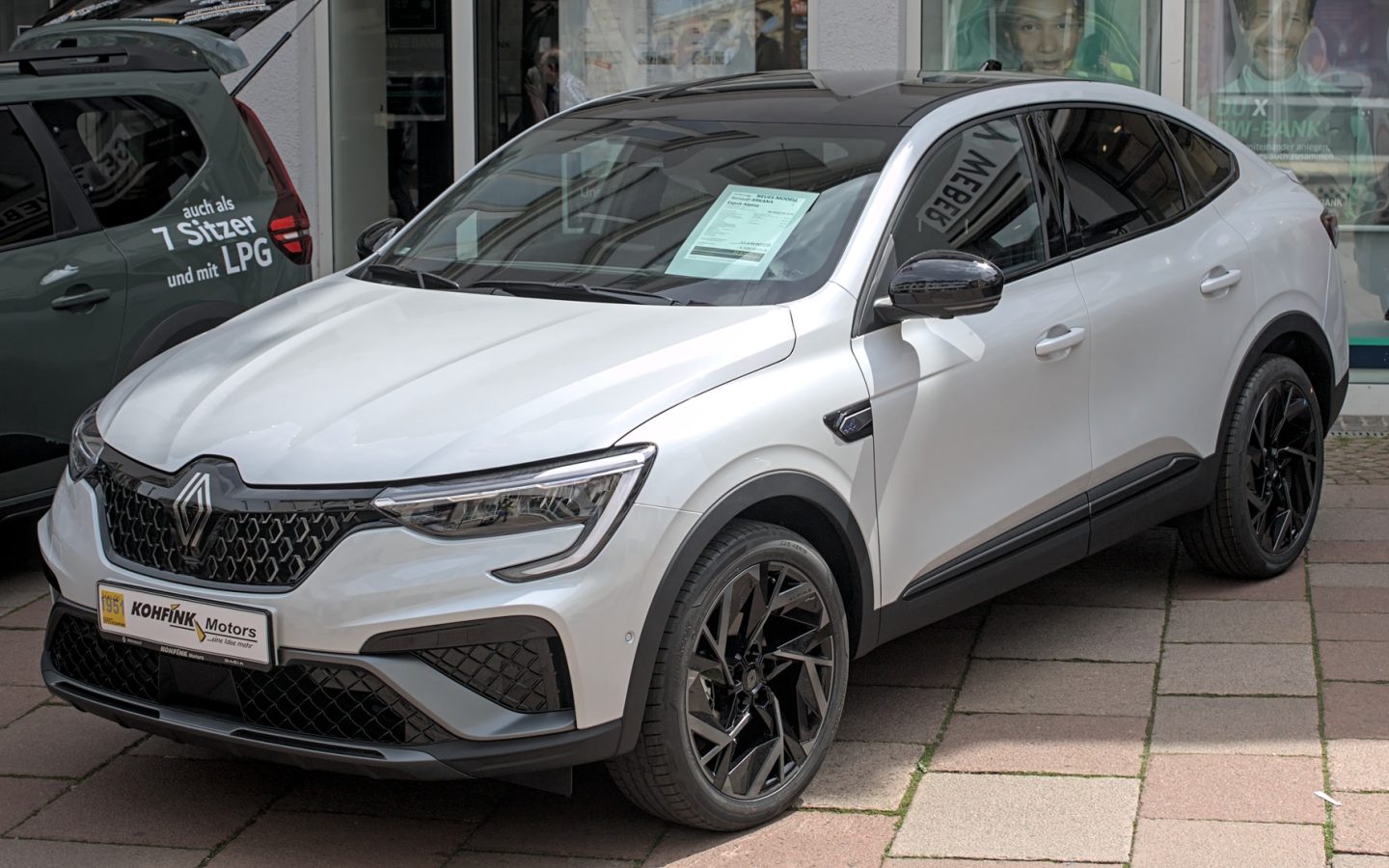 Renault Arkana restylé blanc de 2024 vu de trois quarts avant ; illustration européenne non contractuelle