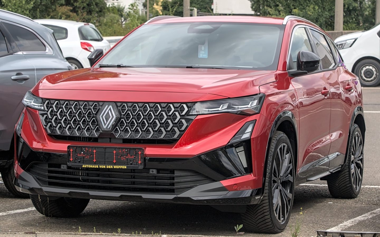 Renault Austral restylé rouge de 2025 vu de trois quarts avant ; illustration européenne non contractuelle