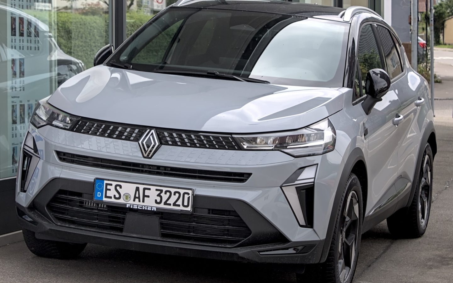 Renault Captur II phase II de 2024 vu de trois quarts avant ; illustration européenne non contractuelle