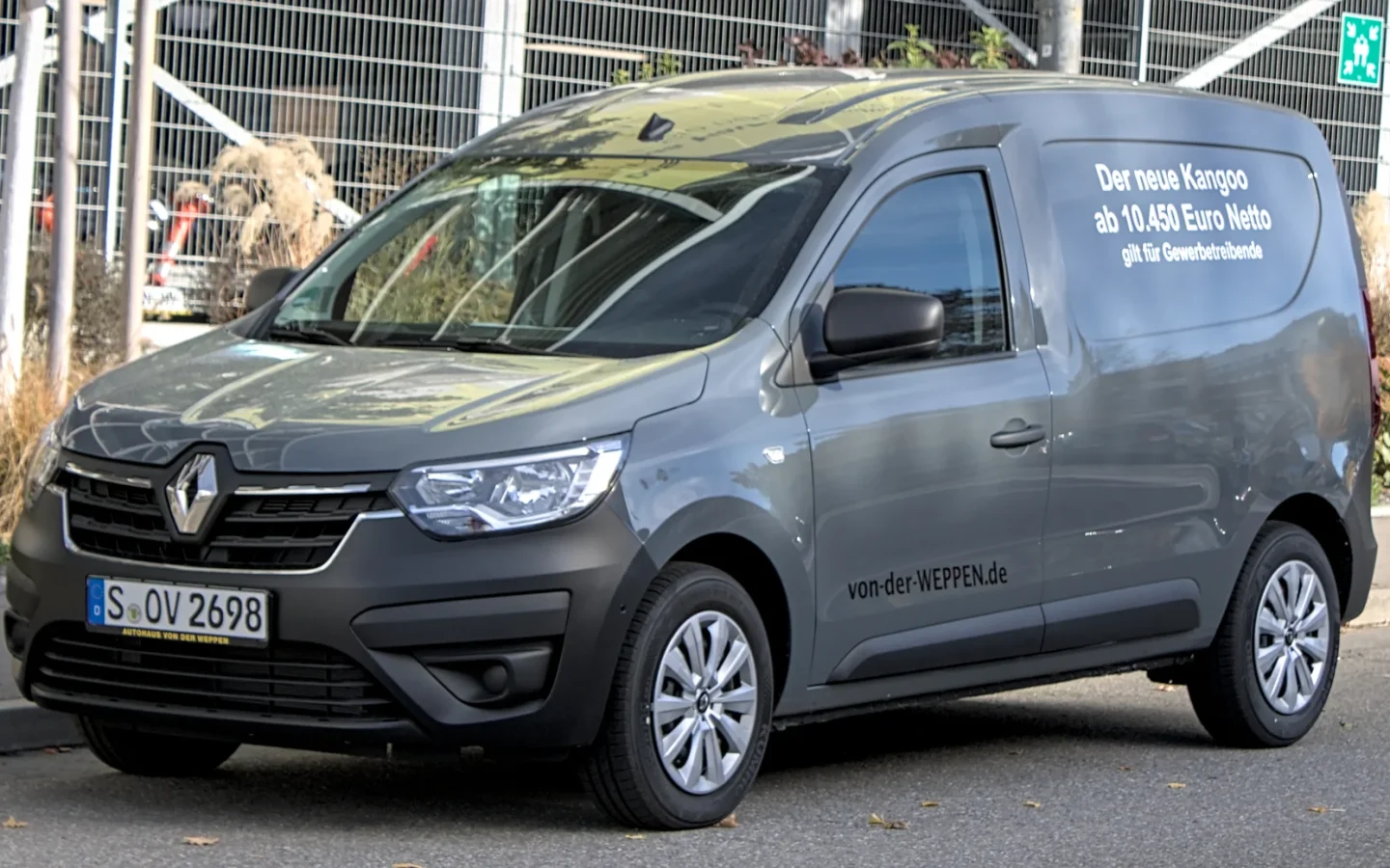 Renault Express II gris vu de trois quarts avant ; utilitaire étranger non contractuel