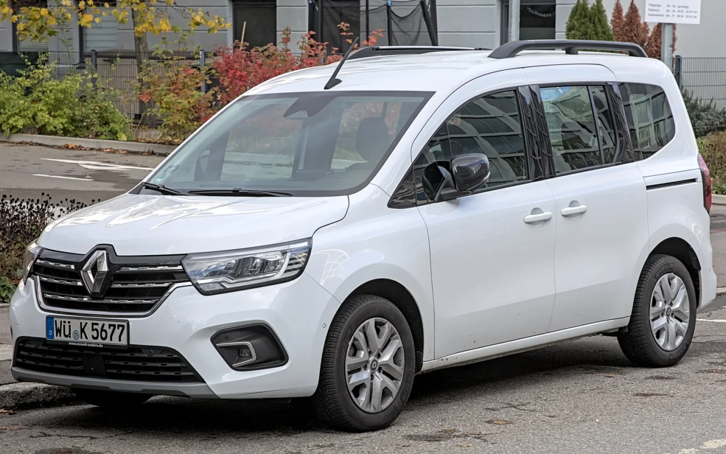 Renault Kangoo III blanc vu de trois quarts avant ; véhicule allemand non contractuel