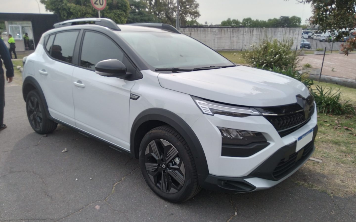 Renault Kardian blanc de 2024 vu de trois quarts avant ; finition étrangère non contractuelle