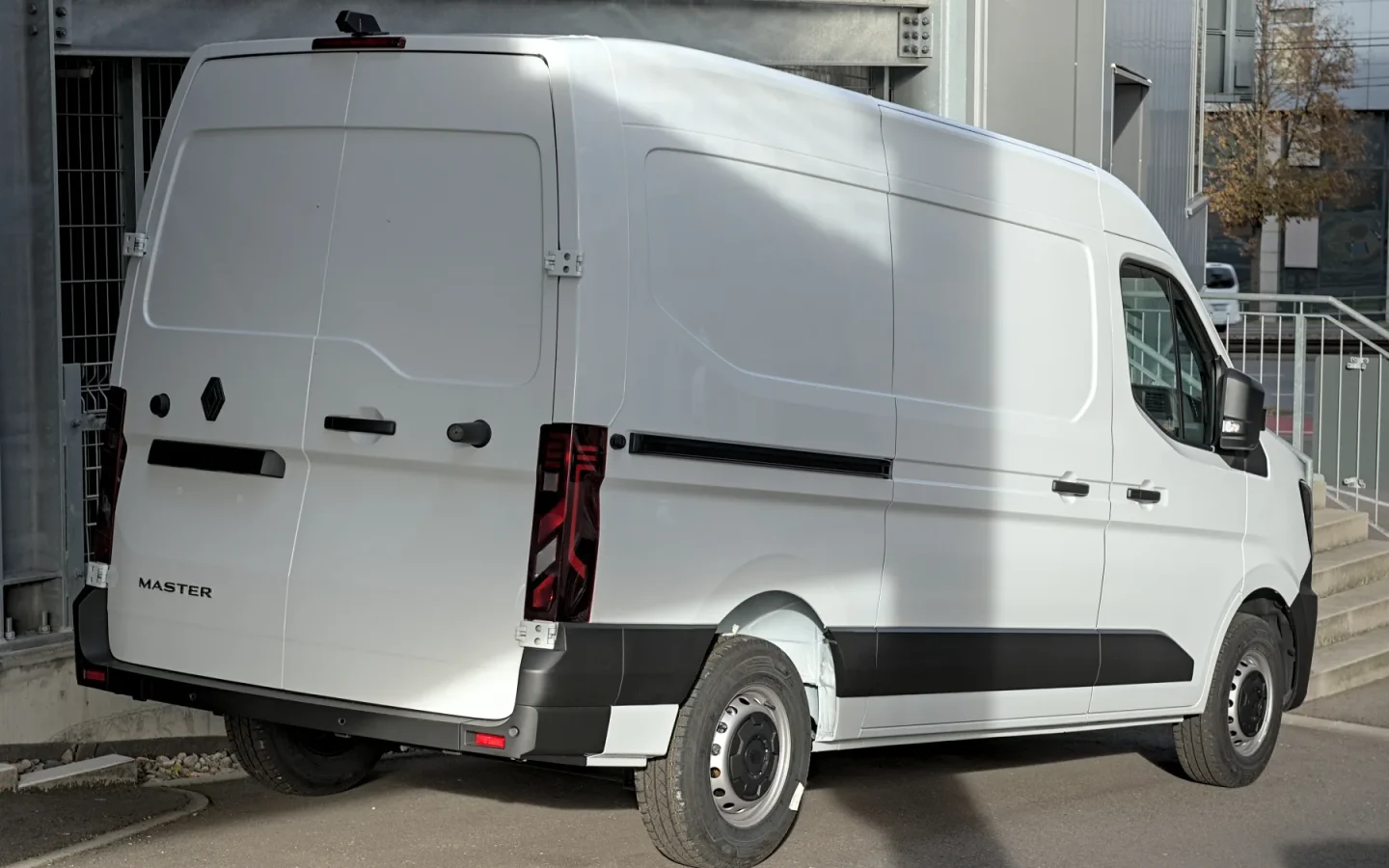 Renault Master de quatrième génération blanc vu de trois quarts arrière ; configuration étrangère non contractuelle