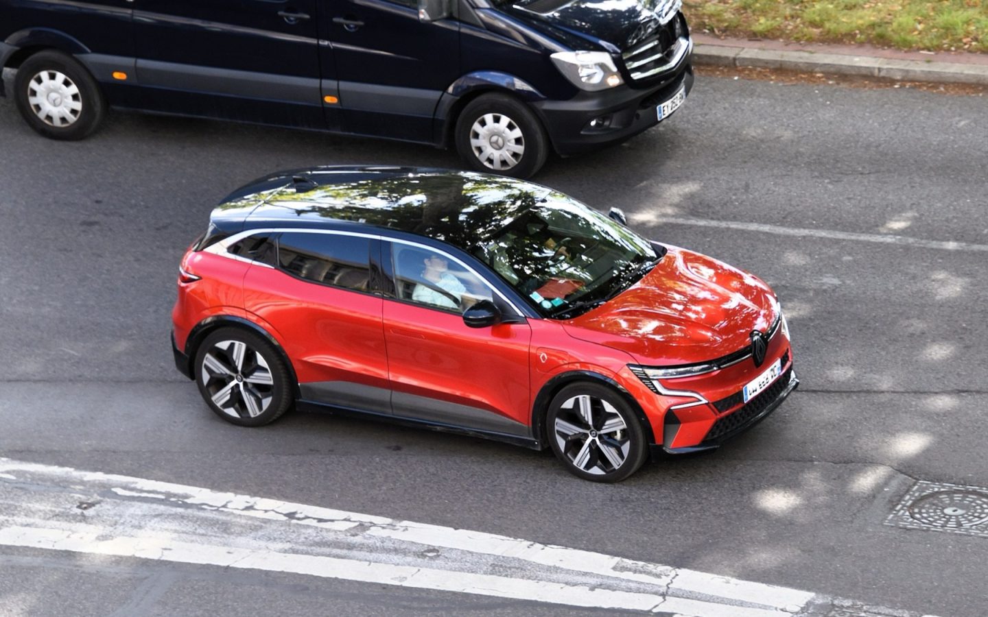 Renault Mégane E-Tech électrique rouge vue de trois quarts avant en France ; illustration non contractuelle