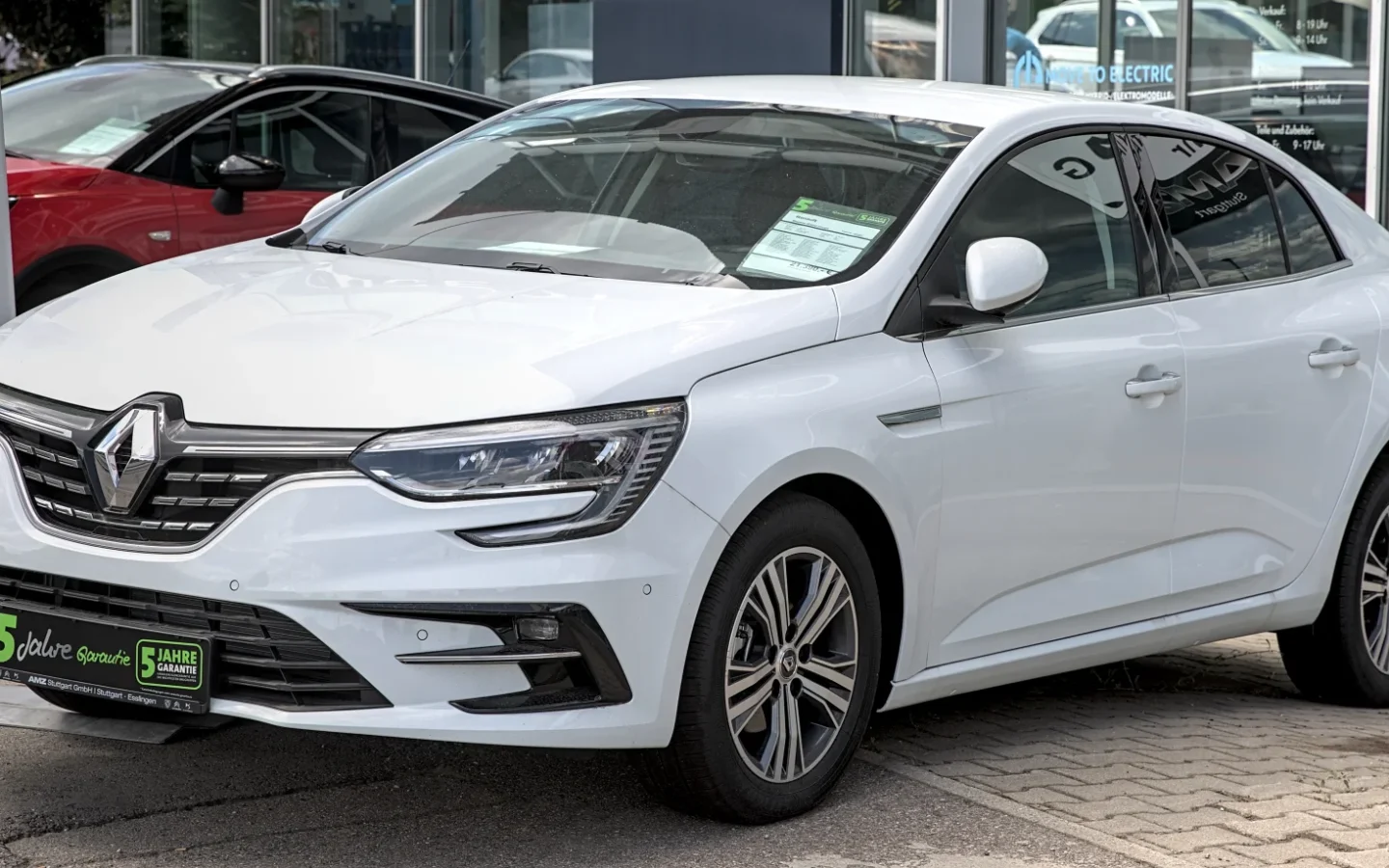 Renault Mégane IV Sedan blanche vue de trois quarts avant ; véhicule allemand non contractuel