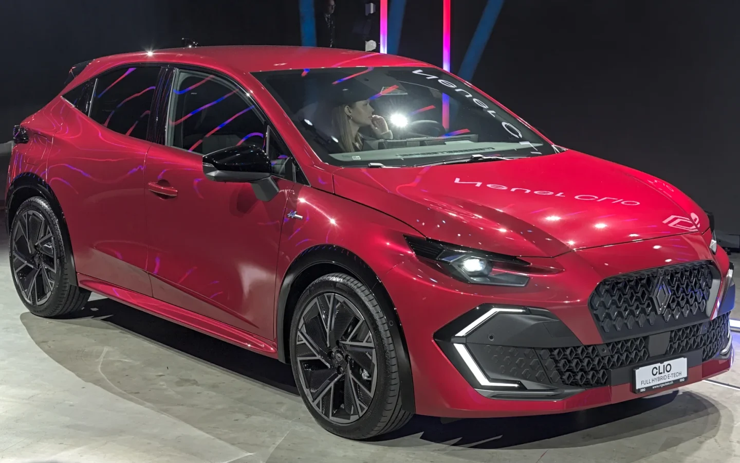 Nouvelle Renault Clio VI rouge vue de trois quarts avant lors d’une exposition automobile