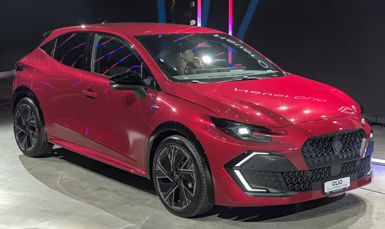 Nouvelle Renault Clio VI rouge vue de trois quarts avant lors d’une exposition automobile