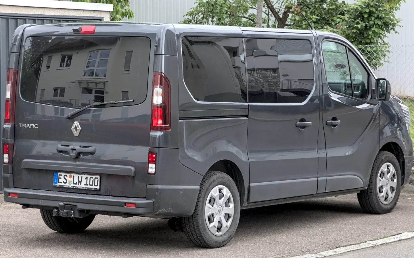 Renault Trafic Combi gris restylé vu de trois quarts arrière ; configuration européenne non contractuelle