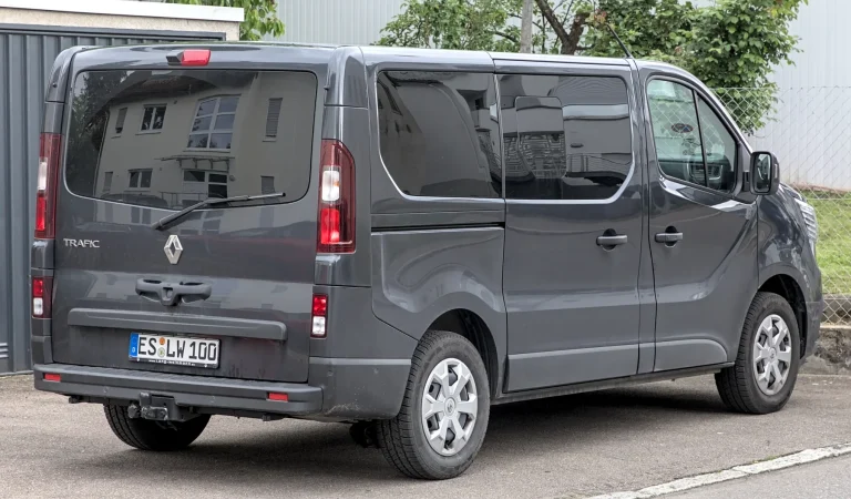 Renault Trafic Combi gris restylé vu de trois quarts arrière ; configuration européenne non contractuelle