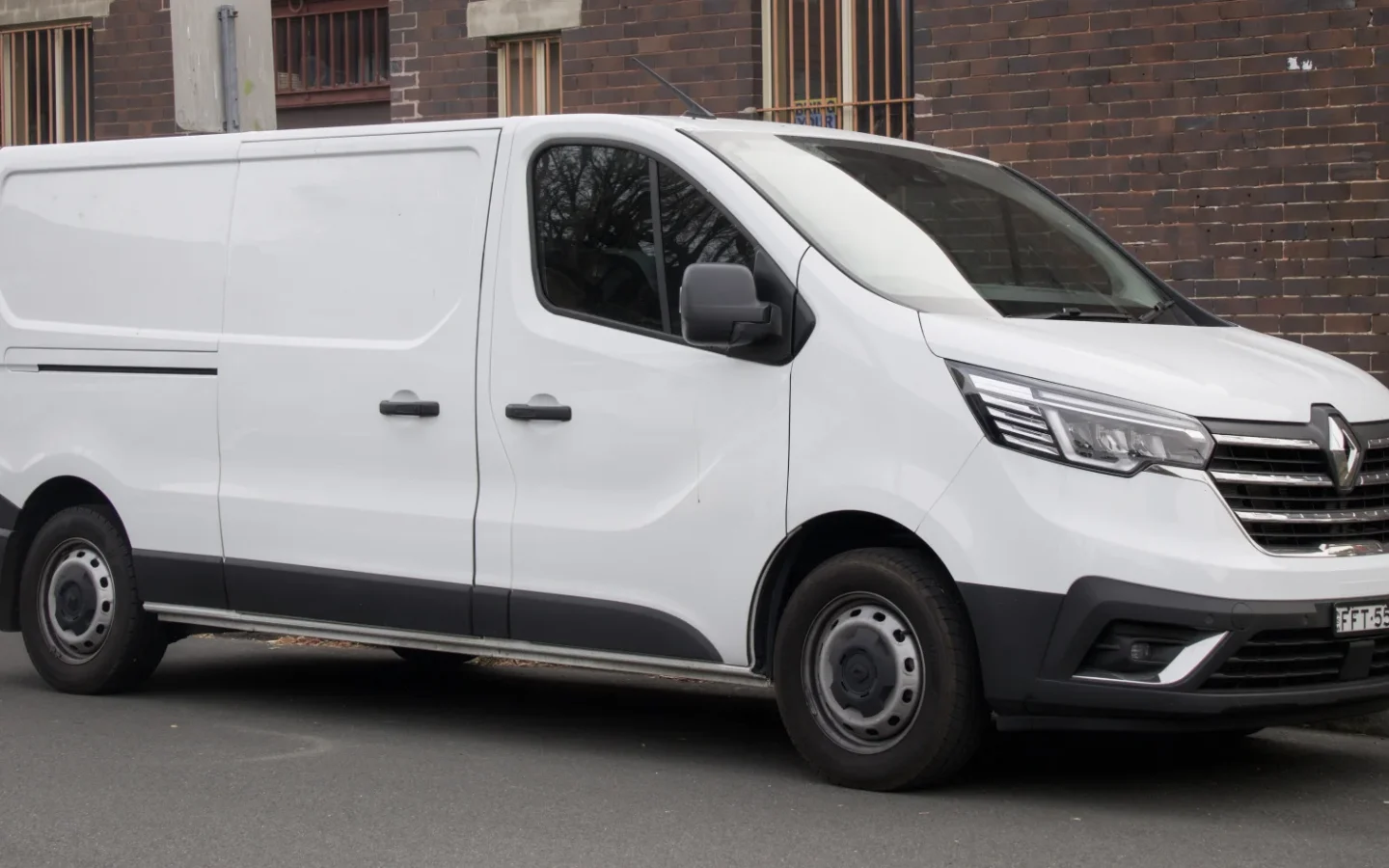 Renault Trafic fourgon blanc de génération actuelle vu de trois quarts avant ; configuration australienne non contractuelle