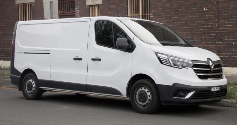 Renault Trafic fourgon blanc de génération actuelle vu de trois quarts avant ; configuration australienne non contractuelle