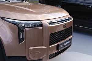 ROX Adamas gris vu de trois quarts avant dans un salon automobile ; configuration étrangère non contractuelle