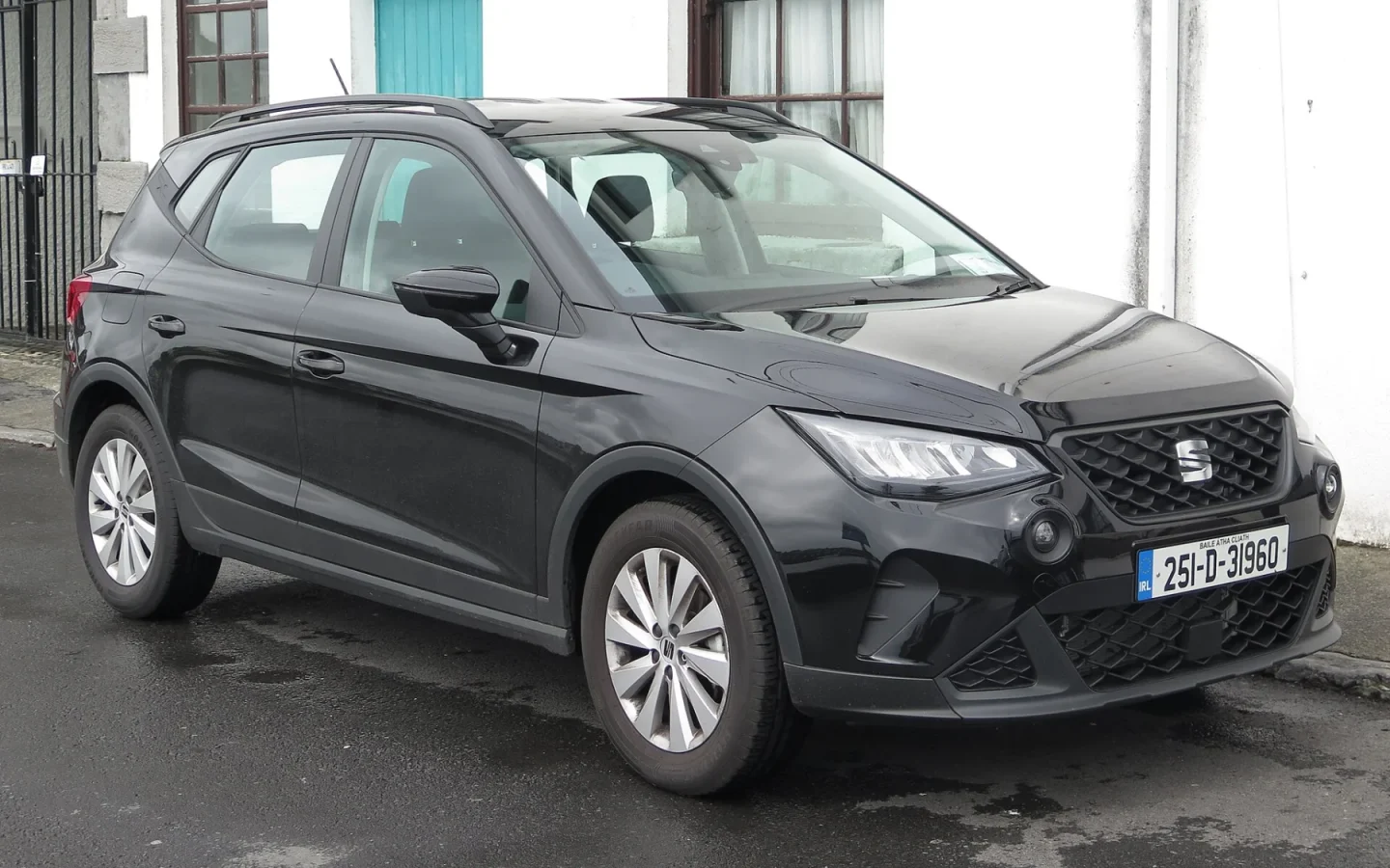 SEAT Arona 2025 noire vue de trois quarts avant ; configuration étrangère non contractuelle