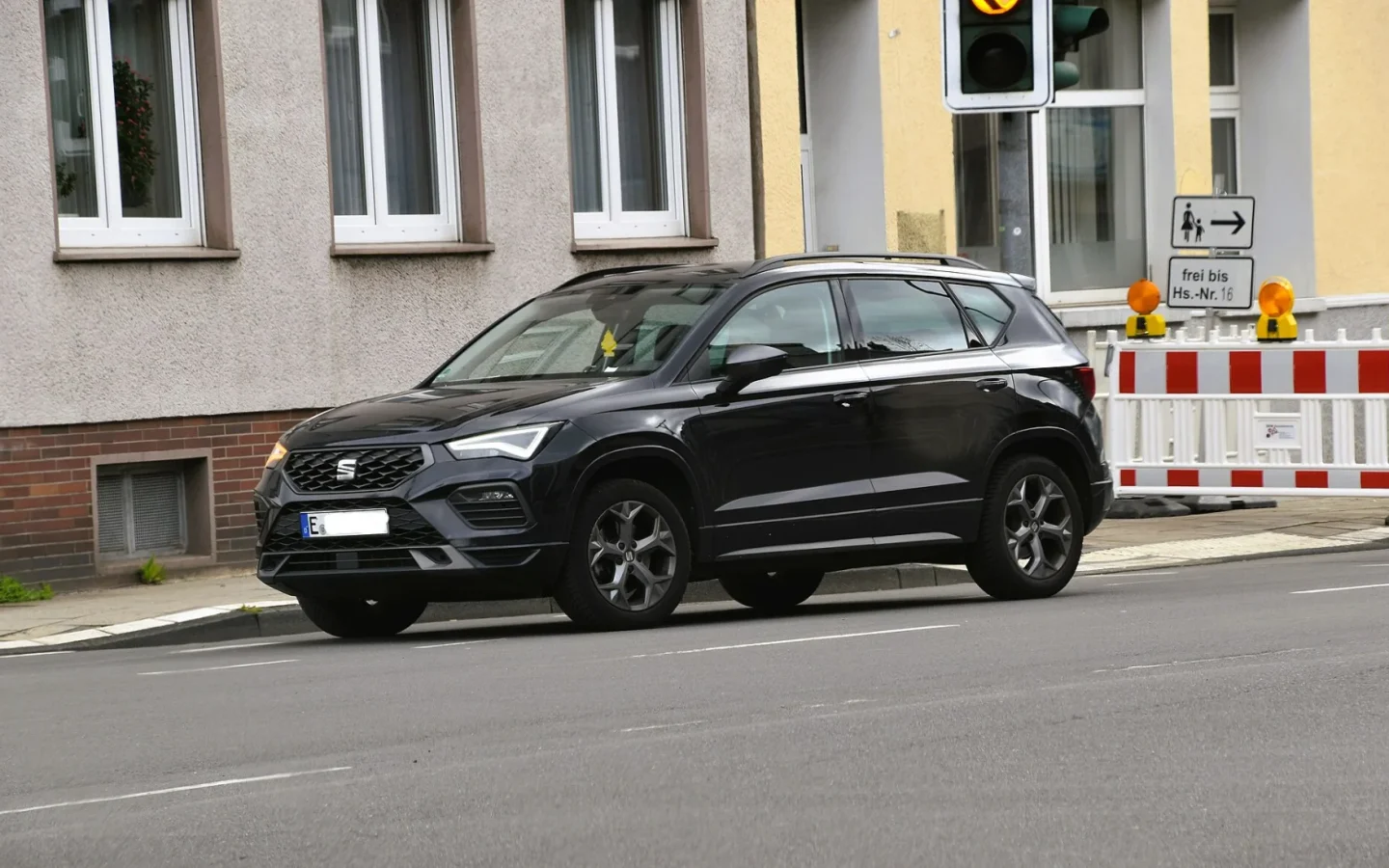 SEAT Ateca restylée noire vue de trois quarts avant ; configuration étrangère non contractuelle