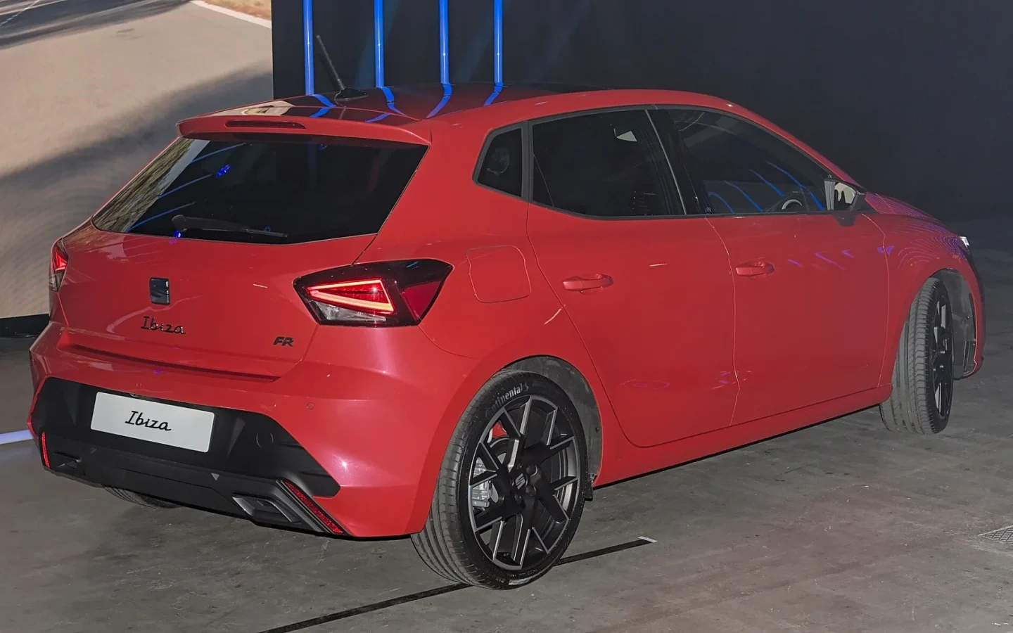 SEAT Ibiza 2026 rouge vue de trois quarts arrière ; configuration étrangère non contractuelle