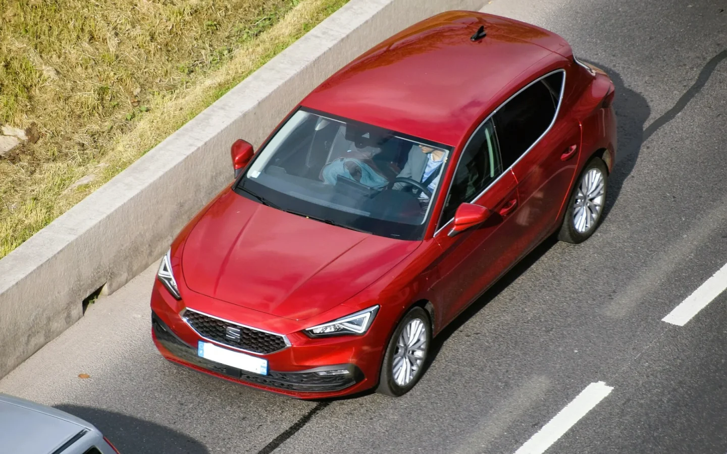 SEAT Leon IV rouge vue en plongée de trois quarts avant ; configuration étrangère non contractuelle