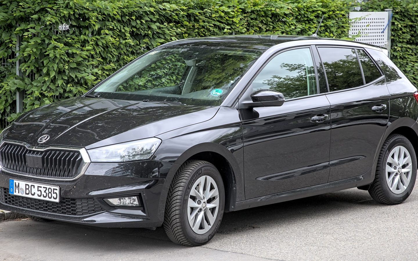 Škoda Fabia de quatrième génération noire vue de trois quarts avant ; illustration européenne non contractuelle