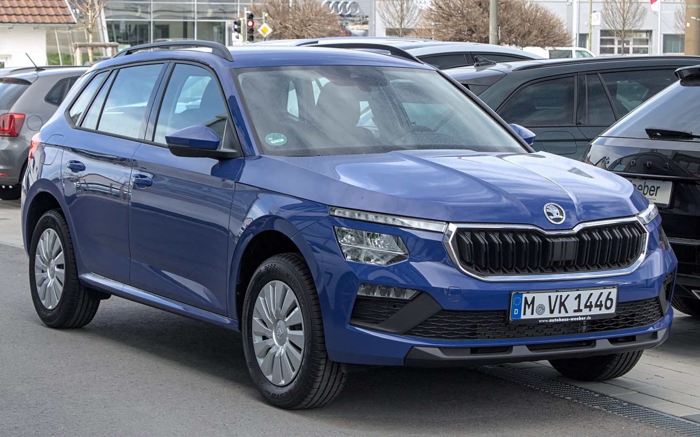 Škoda Kamiq modernisé bleu vu de trois quarts avant ; illustration européenne non contractuelle