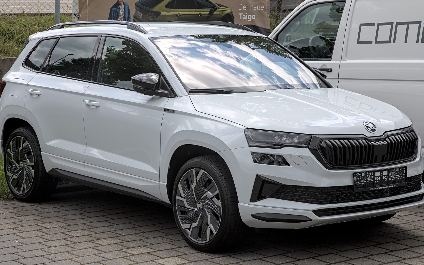 Škoda Karoq restylé blanc vu de trois quarts avant ; illustration européenne non contractuelle
