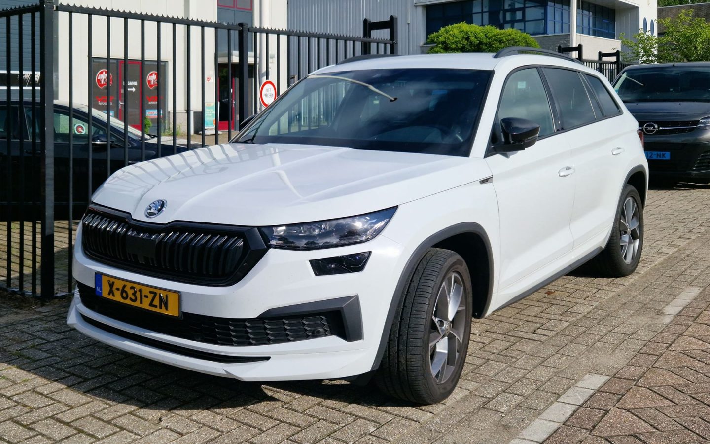 Škoda Kodiaq de seconde génération blanc vu de trois quarts avant ; véhicule néerlandais non contractuel