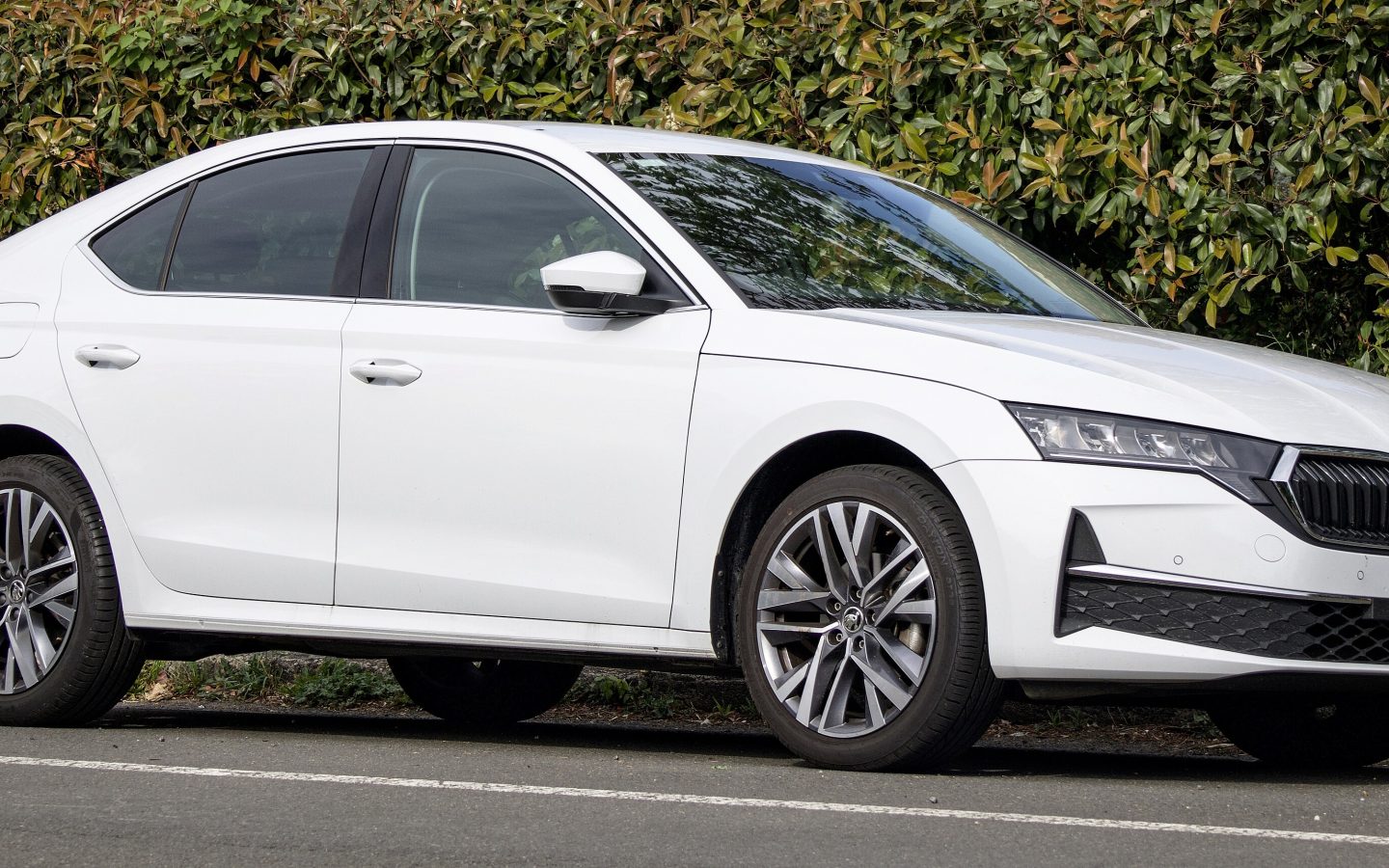 Škoda Octavia IV restylée blanche, berline à hayon vue de trois quarts avant ; illustration australienne non contractuelle