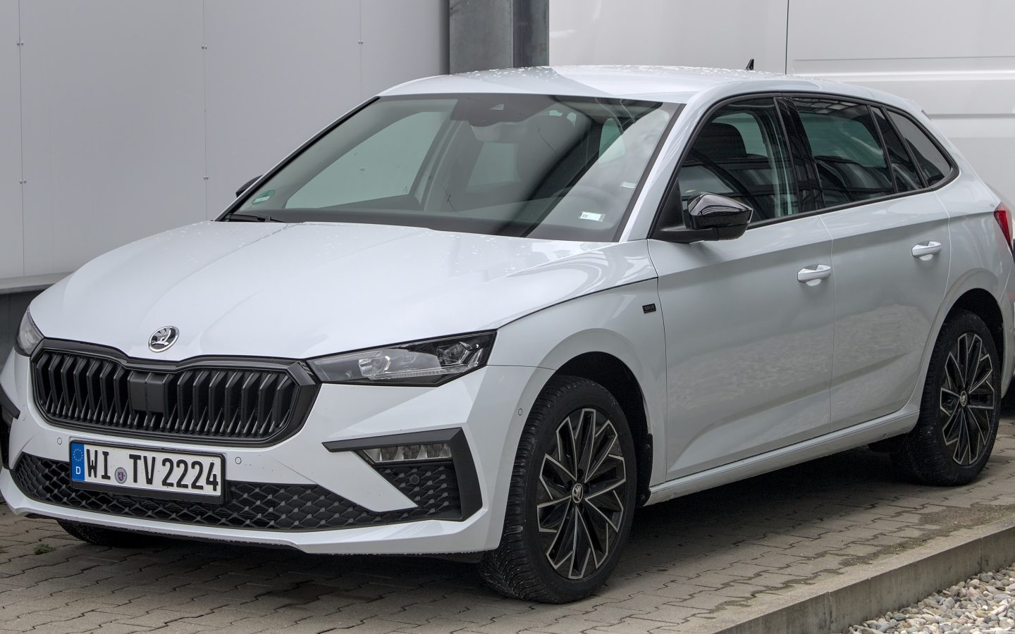 Škoda Scala modernisée blanche vue de trois quarts avant ; illustration européenne non contractuelle