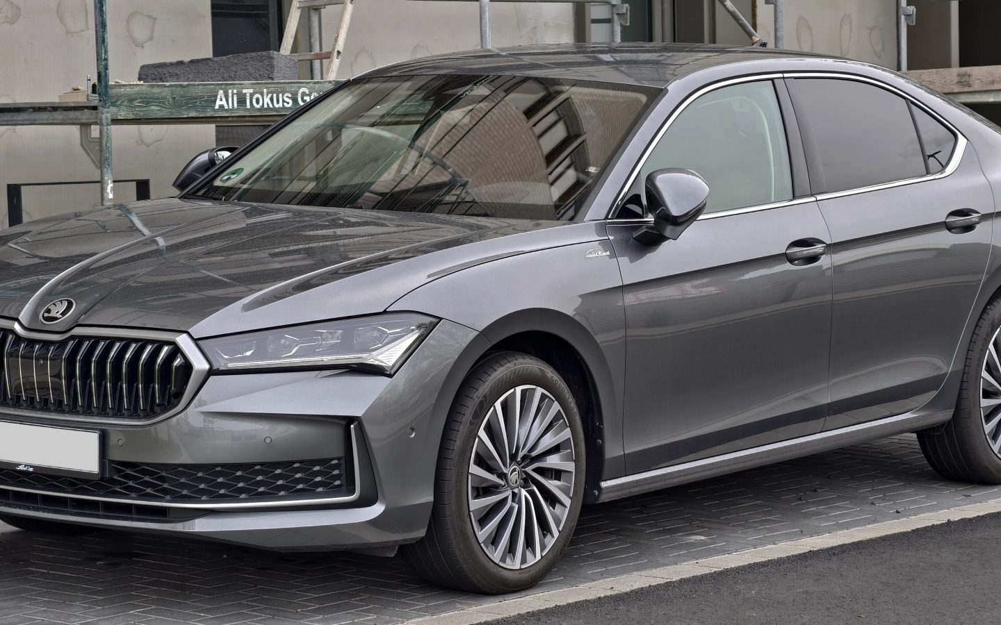 Škoda Superb de quatrième génération grise vue de trois quarts avant ; L&K européenne non contractuelle