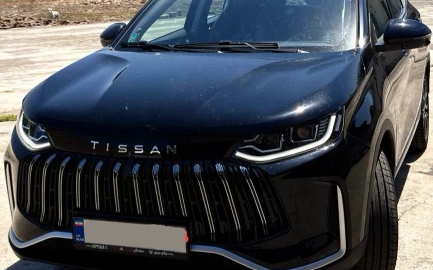 Soueast S05 noir vu de trois quarts avant ; véhicule apparenté sous une autre marque et configuration étrangère non contractuelle