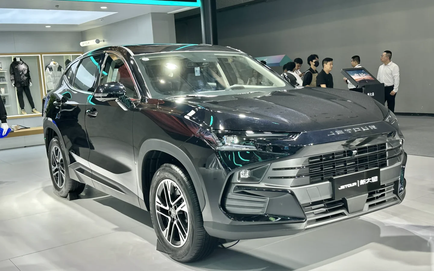 Soueast S06 noir vu de trois quarts avant ; véhicule apparenté sous une autre marque et configuration étrangère non contractuelle