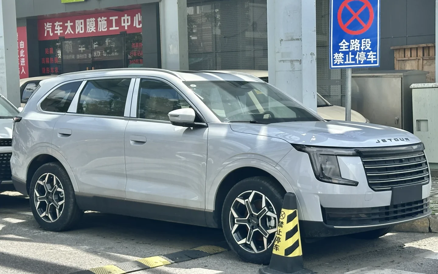 Soueast S08 blanc vu de trois quarts avant ; véhicule apparenté sous une autre marque et configuration étrangère non contractuelle