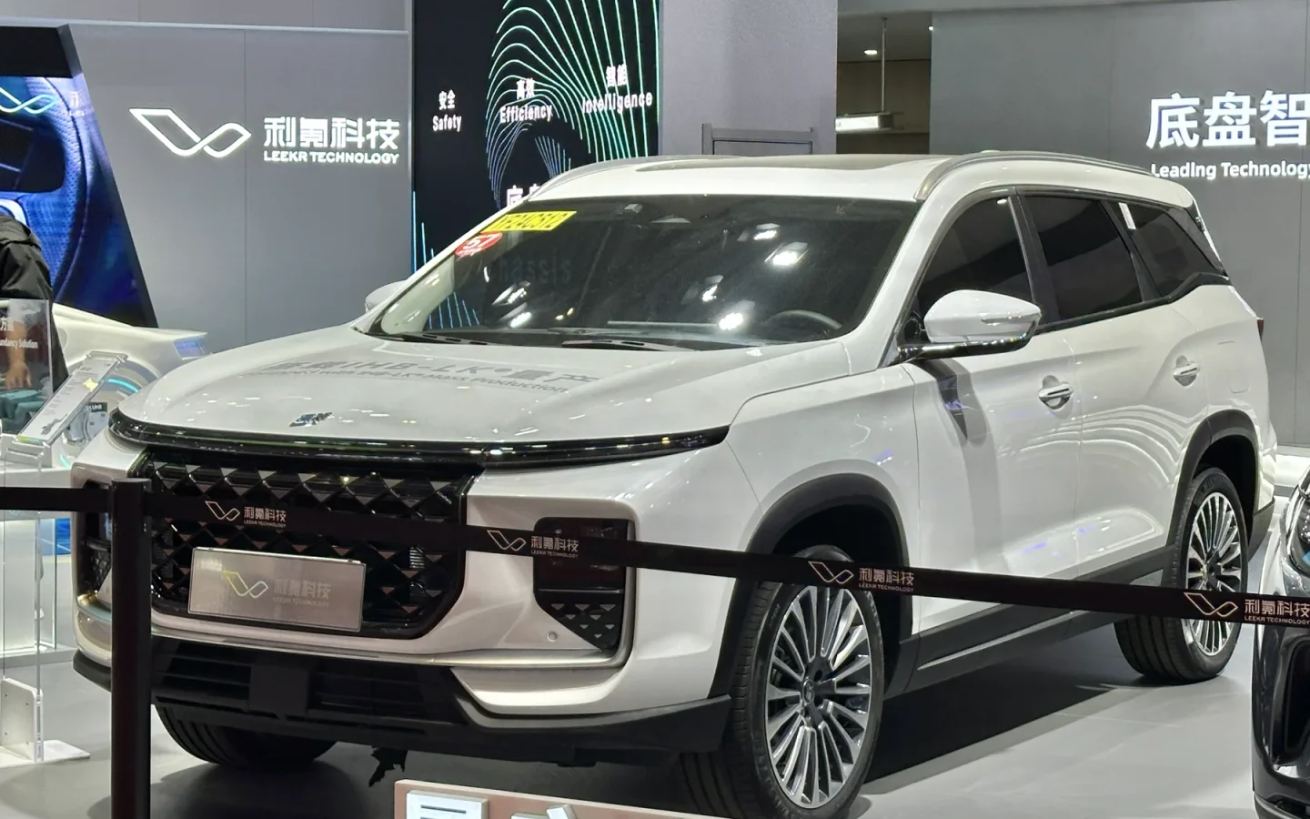 Soueast S09 blanc vu de trois quarts avant ; véhicule apparenté sous une autre marque et configuration étrangère non contractuelle