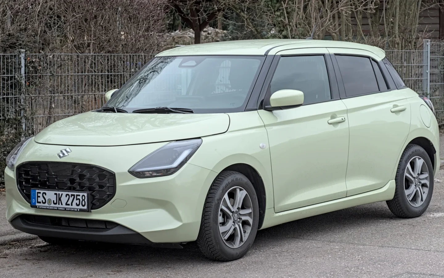 Suzuki Swift 2024 vert clair vue de trois quarts avant ; configuration étrangère non contractuelle