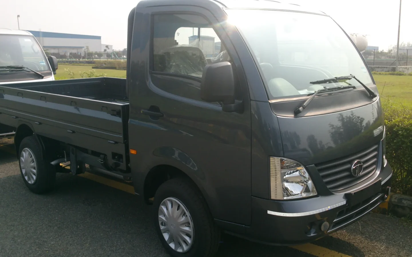 Tata Super Ace gris avec plateau vu de trois quarts avant ; configuration étrangère non contractuelle