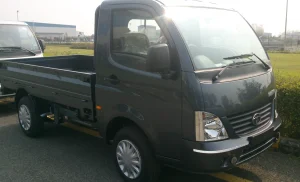 Tata Super Ace gris avec plateau vu de trois quarts avant ; configuration étrangère non contractuelle