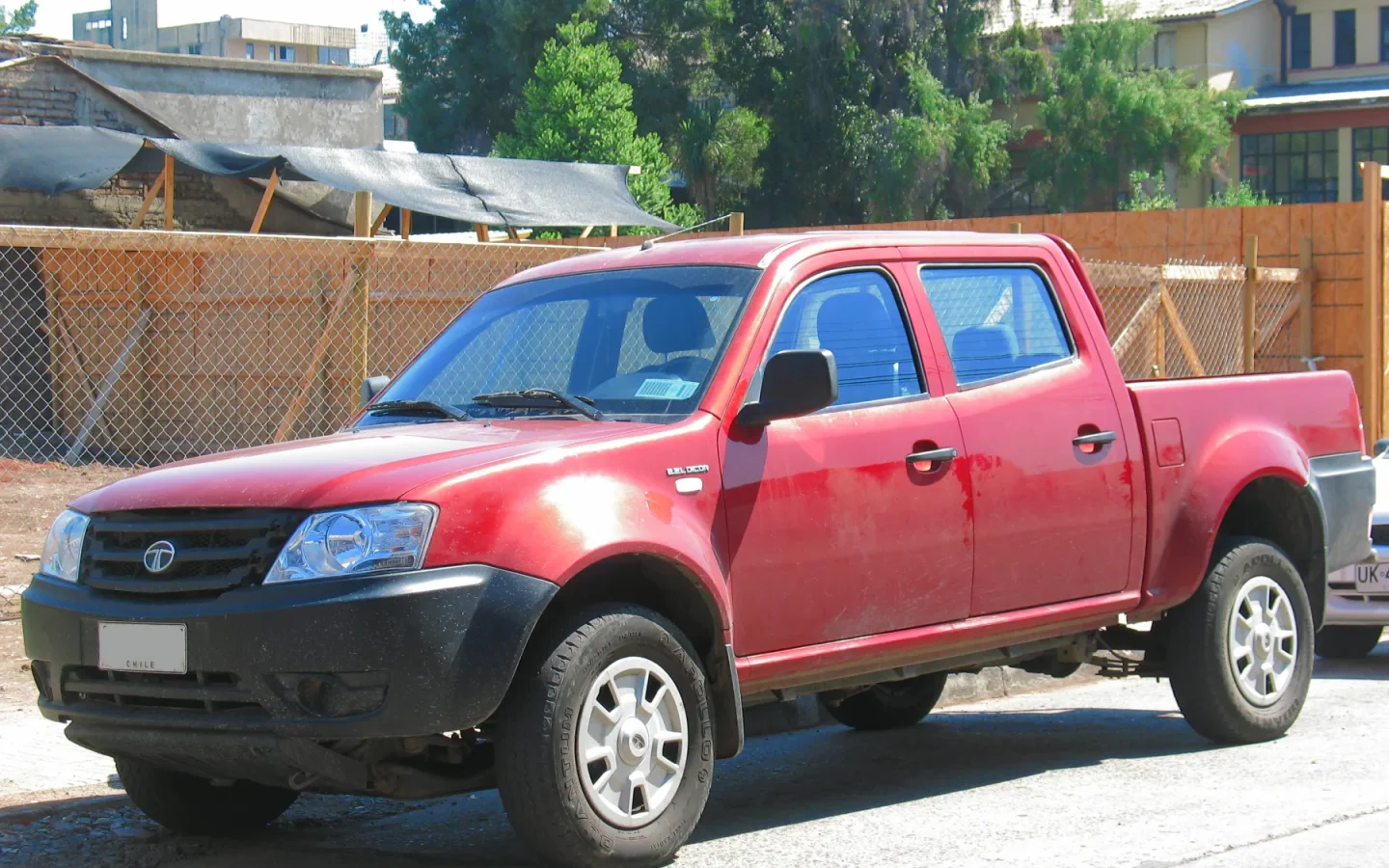 Tata Xenon rouge double cabine vu de trois quarts avant ; ancienne configuration étrangère non contractuelle
