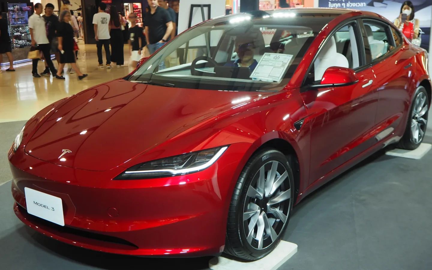 Tesla Model 3 Highland rouge vue de trois quarts avant ; configuration étrangère non contractuelle