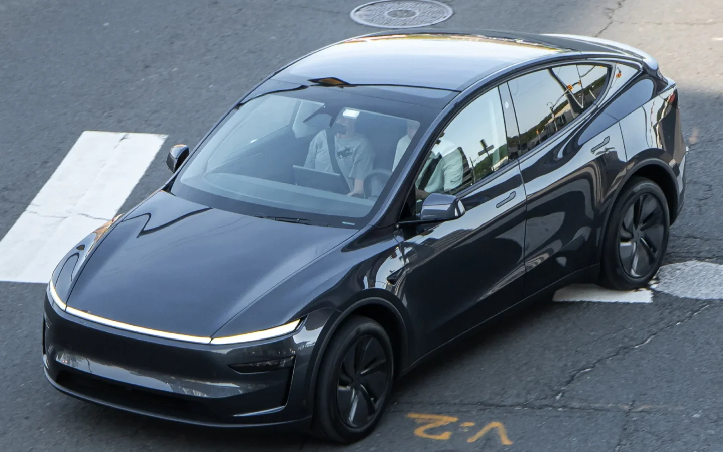 Tesla Model Y Juniper gris foncé vue de trois quarts avant ; configuration étrangère non contractuelle