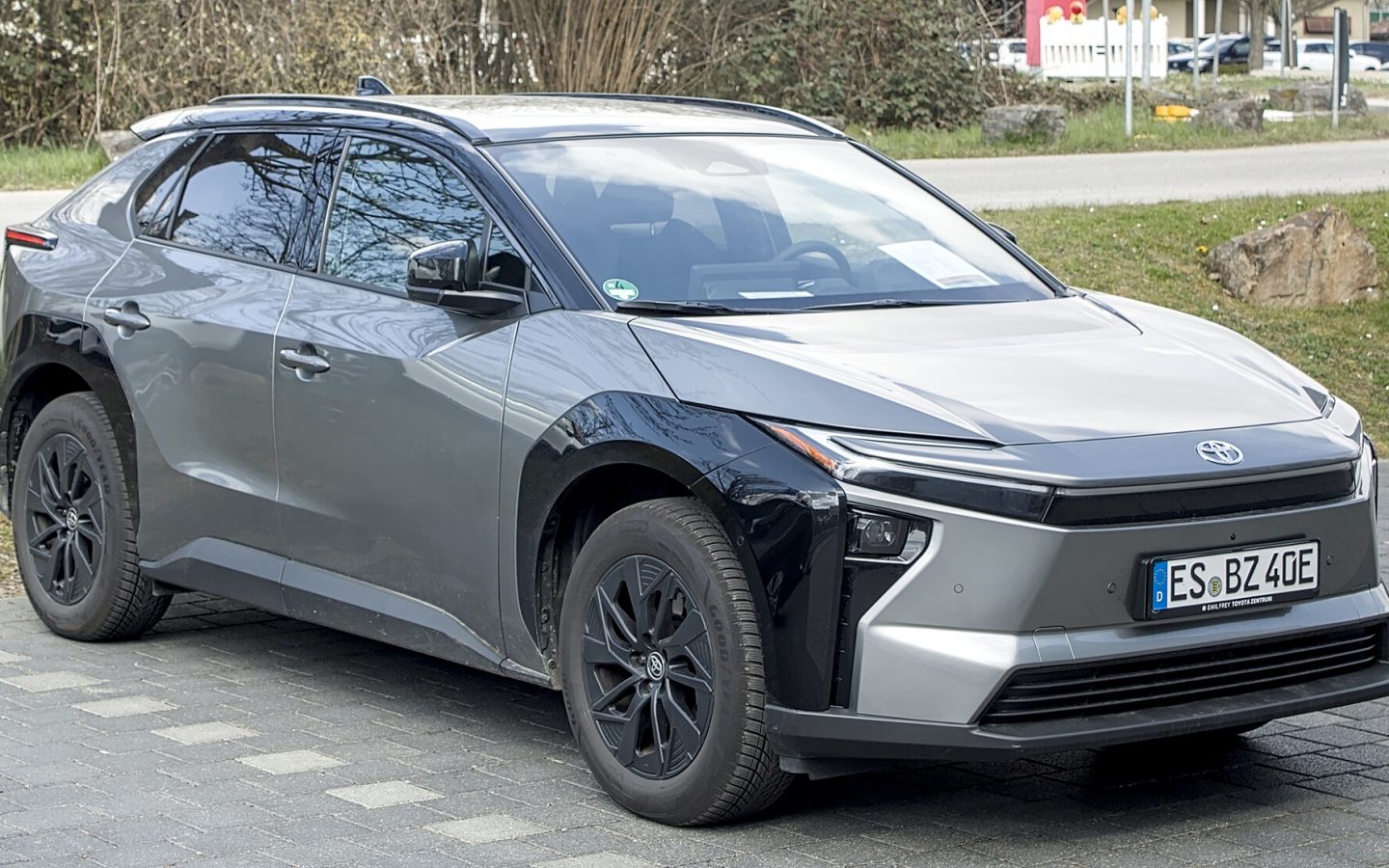 Toyota bZ4X restylé gris, vue de trois quarts avant ; illustration européenne non contractuelle