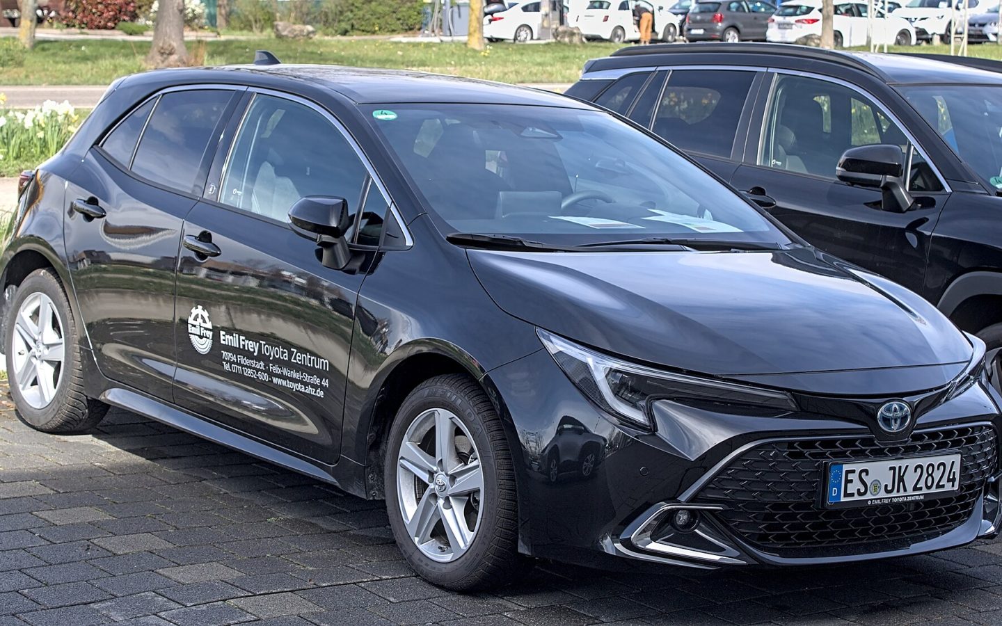 Toyota Corolla hybride à hayon restylée gris foncé, vue de trois quarts avant ; illustration européenne non contractuelle
