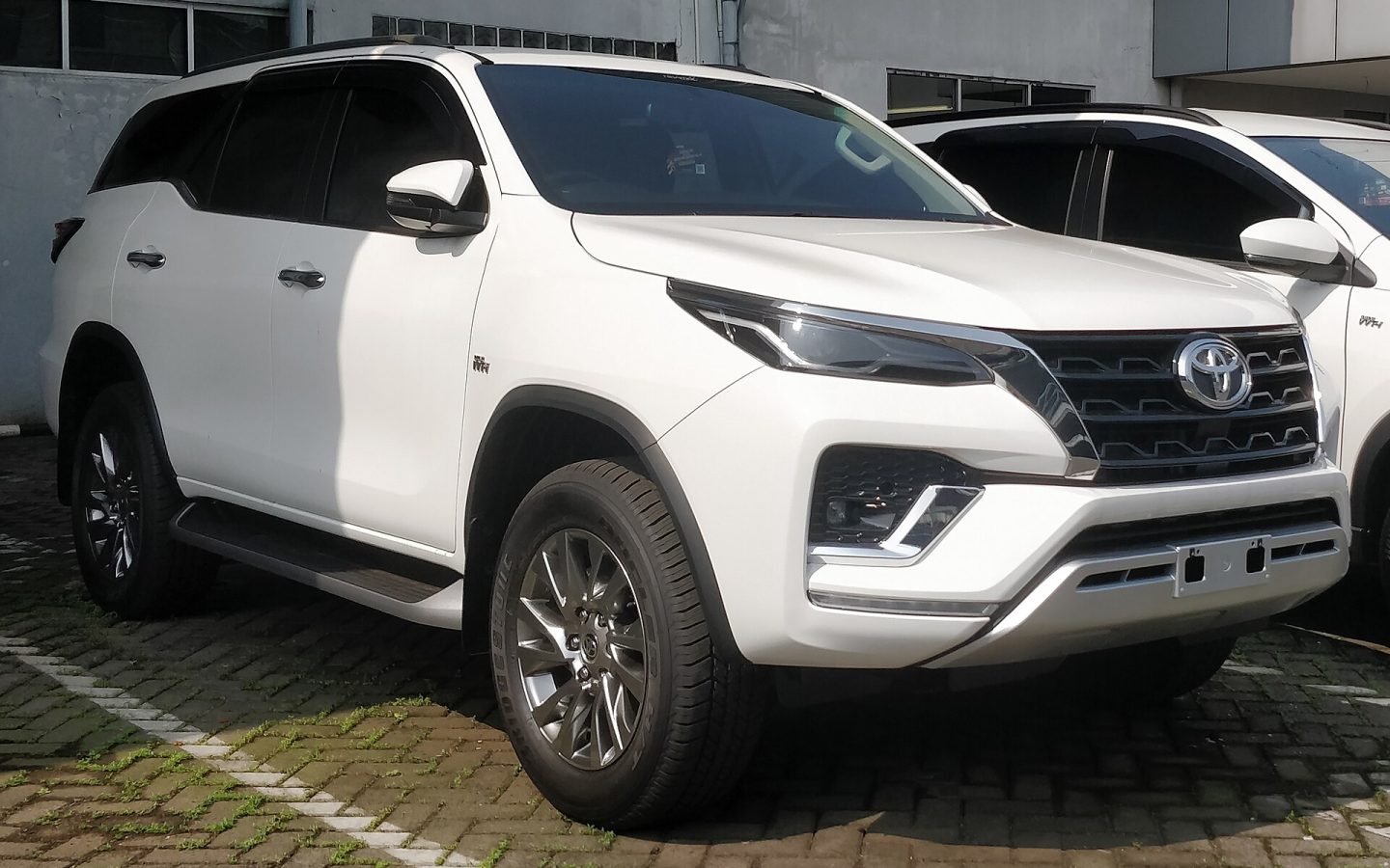 Toyota Fortuner restylé blanc, vue de trois quarts avant ; illustration indonésienne non contractuelle
