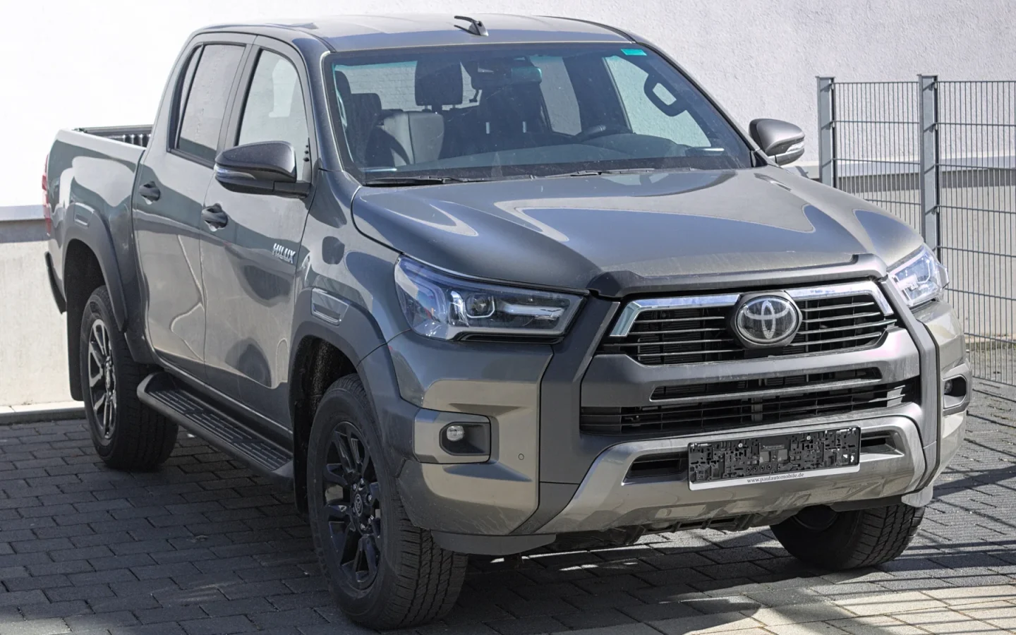 Toyota Hilux 2021 gris à double cabine, vue de trois quarts avant