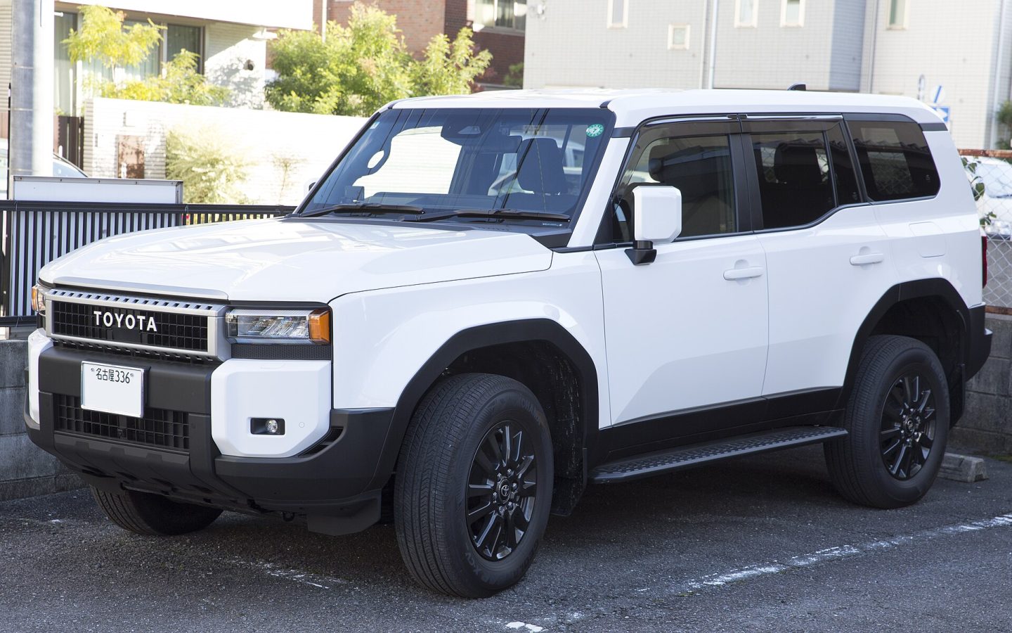Toyota Land Cruiser J250 blanc, vue de trois quarts avant ; version japonaise VX non contractuelle