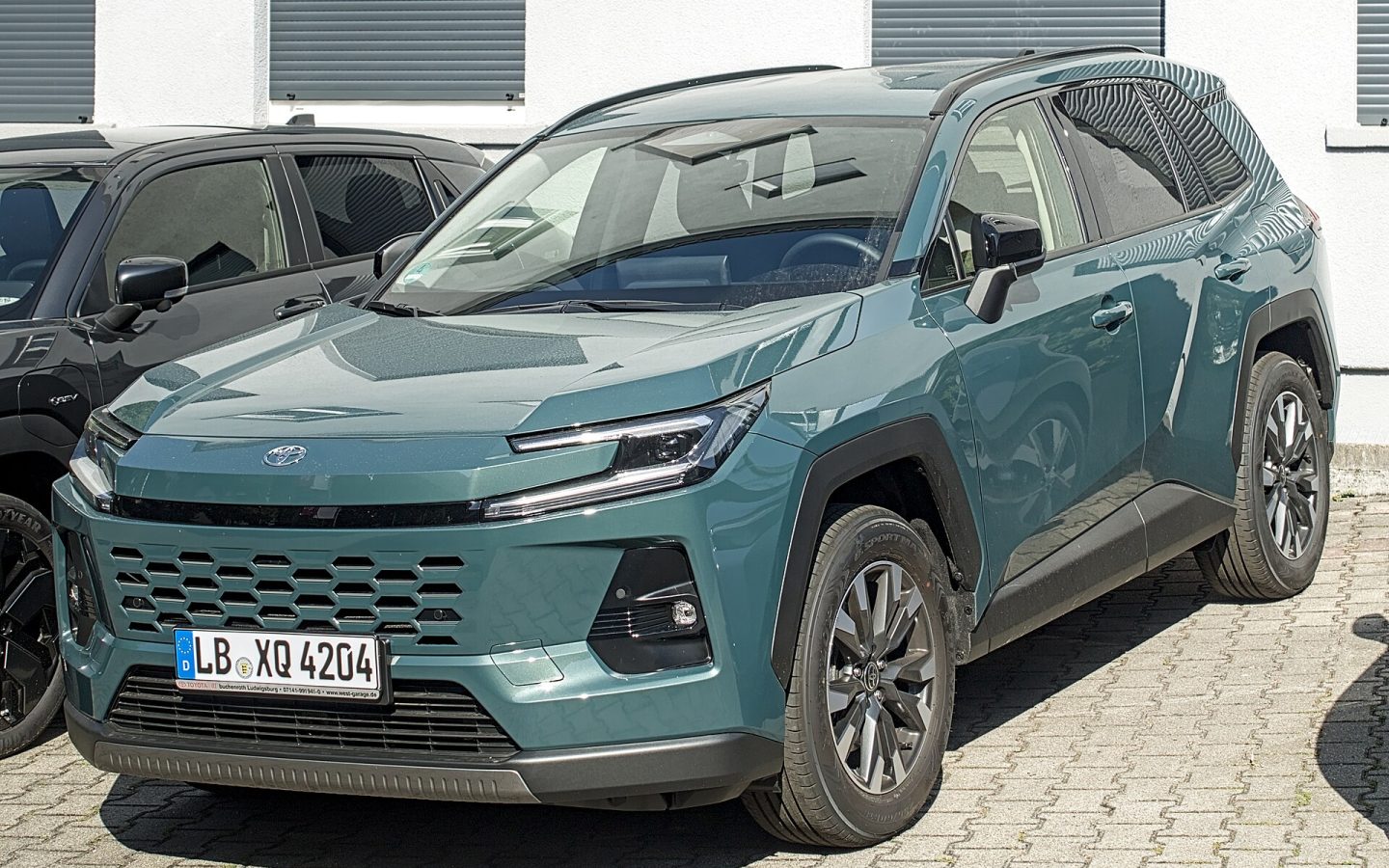 Toyota RAV4 nouvelle génération vert, vue de trois quarts avant ; finition européenne non contractuelle