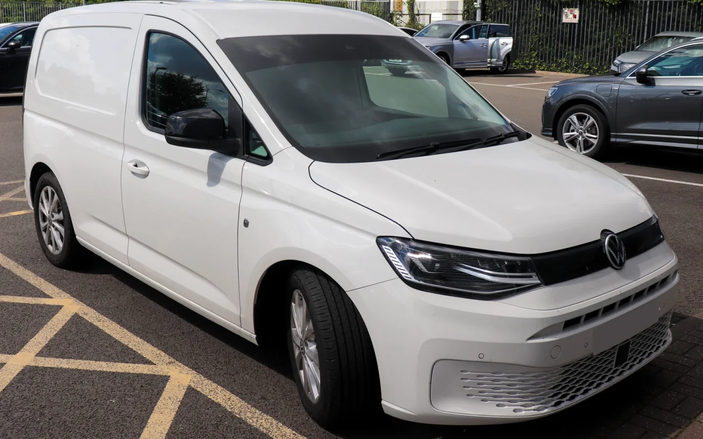Volkswagen Caddy V blanc vu de trois quarts avant ; utilitaire britannique non contractuel