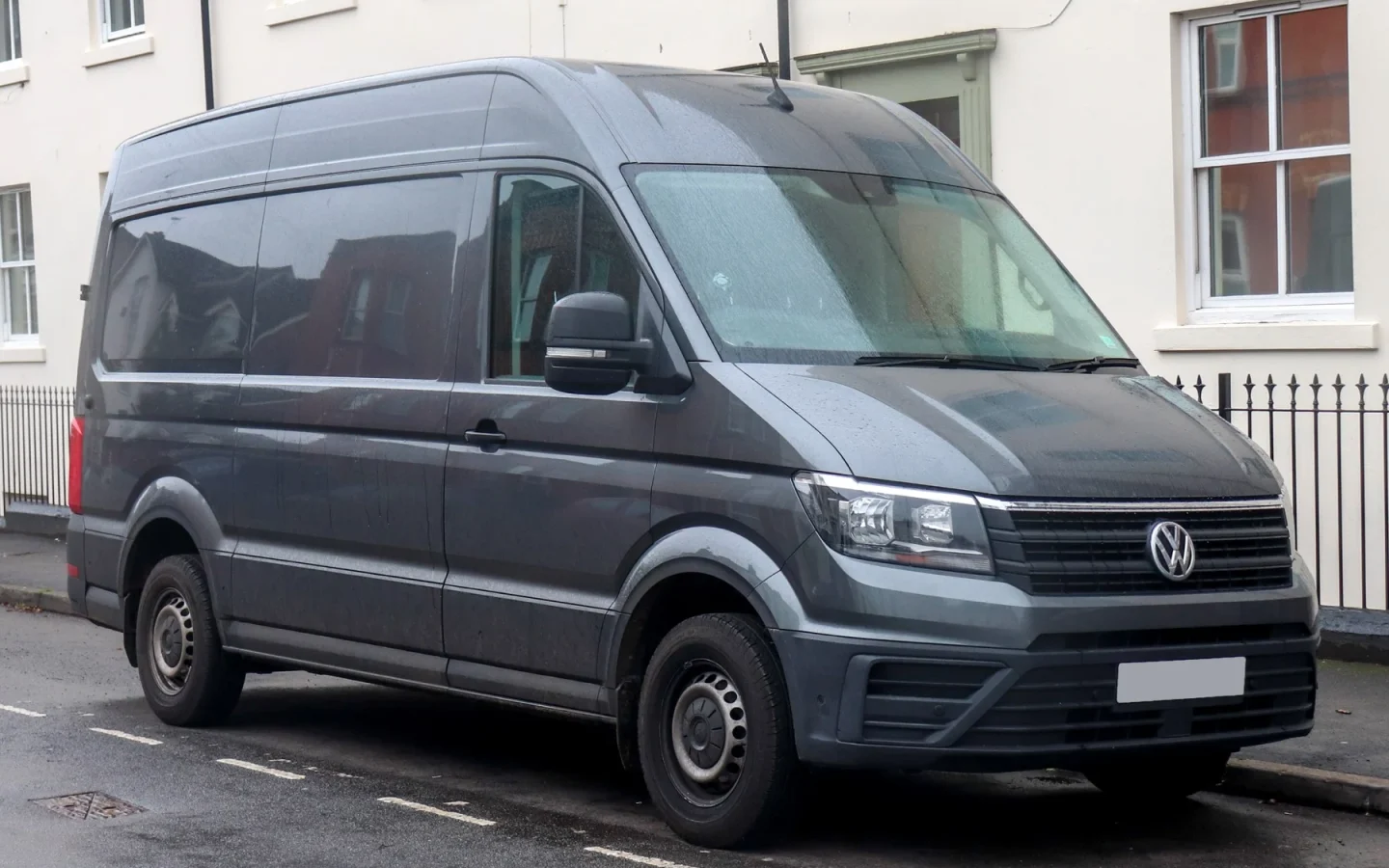 Volkswagen Crafter gris à toit haut vu de trois quarts avant ; configuration britannique non contractuelle