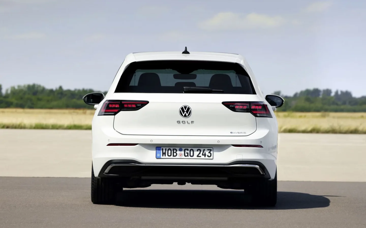 Volkswagen Golf 8 restylée blanche vue de trois quarts arrière ; véhicule polonais non contractuel
