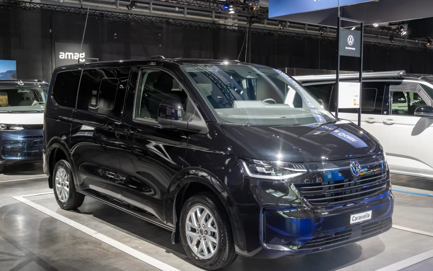 Volkswagen New Caravelle noire vue de trois quarts avant au salon Auto Zurich 2025 ; configuration européenne non contractuelle